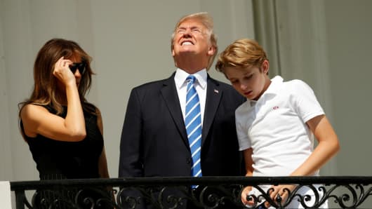 The Donald J. Trump Presidency - Page 15 104664803-RTS1CPFG-trump-eclipse.530x298