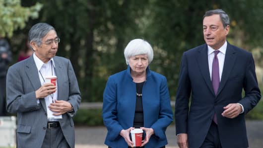 Haruhiko Kuroda, governor of Bank of Japan, from left, Janet Yellen, chair of Board of Governors of the Federal Reserve System, and Mario Draghi, president of the European Central Bank, walk the grounds at the Jackson Hole economic symposium, sponsored by the Federal Reserve Bank of Kansas City,