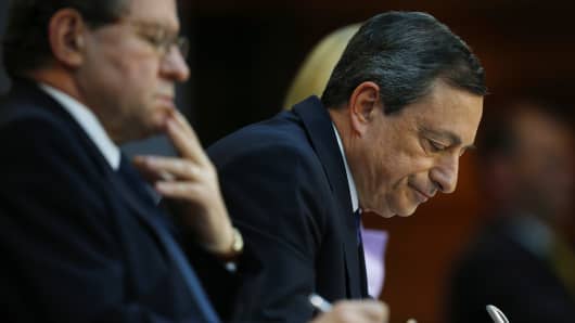 Mario Draghi, president of the European Central Bank (ECB), right, and Vitor Constancio, vice president of the European Central Bank (ECB), make notes during a news conference