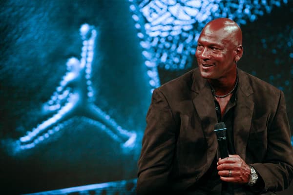 Michael Jordan asiste a una conferencia de prensa para la celebración del 30 aniversario del Air Jordan Shoe durante la exposición interactiva 'Palais 23' dedicada a Michael Jordan en el Palais de Tokyo en París el 12 de junio de 2015 en París, Francia.