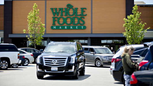 Los vehículos conducen a través del estacionamiento fuera de una ubicación de Whole Foods Market Inc. en Willowbrook, Illinois.