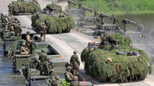 Et en Russie ! - Page 5 104752130-GettyImages-698334300-nato-troops.530x298