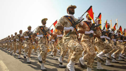 Members of the Iranian revolutionary guard march during a parade to commemorate the anniversary of the Iran-Iraq war (1980-88), in Tehran September 22, 2011.