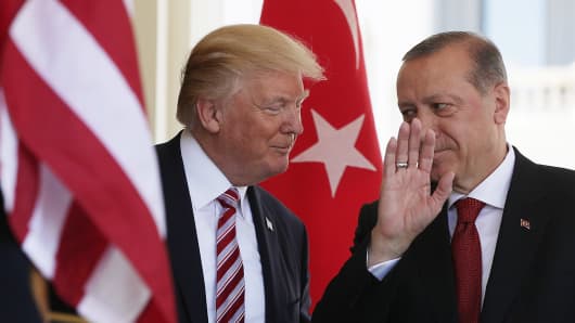 resident Donald Trump (L) welcomes President Recep Tayyip Erdogan (R) of Turkey outside the West Wing of the White House May 16, 2017 in Washington, DC.