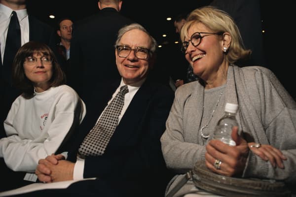 Warren Buffett, CEO de Berkshire Hathaway, asiste a la reunión anual de accionistas de la compañía con su hija (izquierda) y su esposa, ambas llamadas Susan.