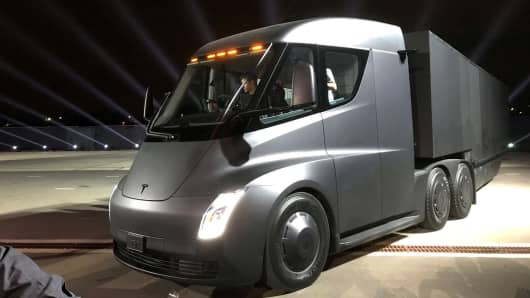   The new Tesla electric semitrailer is presented during a presentation in Hawthorne, California, USA. UU., November 16, 2017. 
