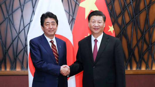 Chinese President Xi Jinping meets with Japanese Prime Minister Shinzo Abe in Da Nang, Vietnam, on Nov. 11, 2017.