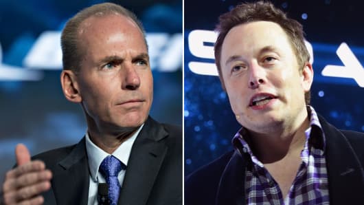 Dennis Muilenburg, CEO of Boeing (l) and Elon Musk, CEO of SpaceX.