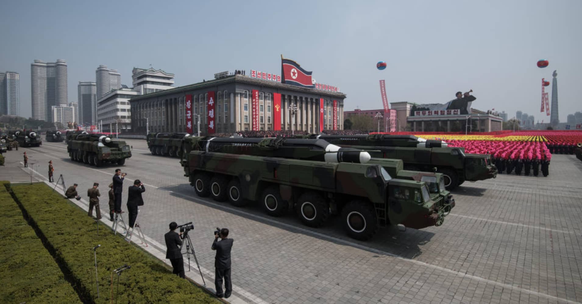 Un lanciatore mobile viene presentato a Pyongyang, in Corea del Nord, nell'aprile 2017. Credits to: ED JONES/AFP/Getty Images.