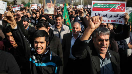 Iranians chant slogans as they march in support of the government near the Imam Khomeini grand mosque in the capital Tehran on December 30, 2017. Tens of thousands of regime supporters marched in cities across Iran in a show of strength for the regime after two days of angry protests directed against the country's religious rulers.