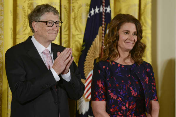 Bill y Melinda Gates reciben la Medalla de la Libertad Presidencial 2016 por el presidente Obama en la Casa Blanca el 22 de noviembre de 2016 en Washington, DC.