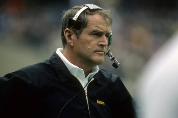 El entrenador en jefe Chuck Noll de los Pittsburgh Steelers observando la acción desde el banquillo durante un partido de fútbol de la NFL a mediados de la década de 1970 en Three Rivers Stadium en Pittsburgh, Pennsylvania.