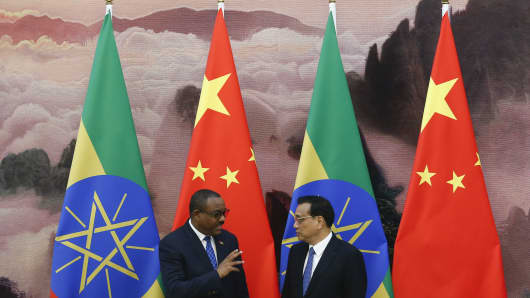 Chinese Premier Li Keqiang (R) and Ethiopia's Prime Minister Hailemariam Desalegn at the Great Hall of the People on May 12, 2017, in Beijing, China.