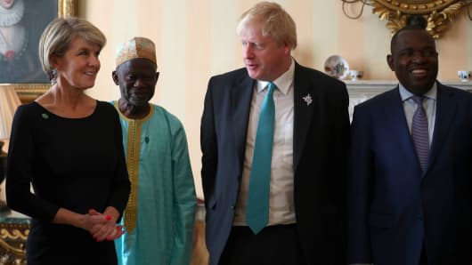 UK Foreign Secretary Boris Johnson (2nd R), his Zimbabwean counterpart Sibusiso Moyo (R) and other politicians pose at the Commonwealth Heads of Government Meeting in London, U.K., on April 20, 2018.