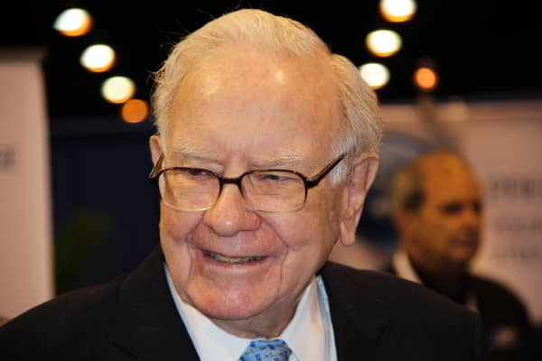 Warren Buffet hace uso de la palabra en la ReuniÃ³n Anual de Accionistas de 2018 Berkshire Hathaway en Omaha, NE el 5 de mayo de 2018.