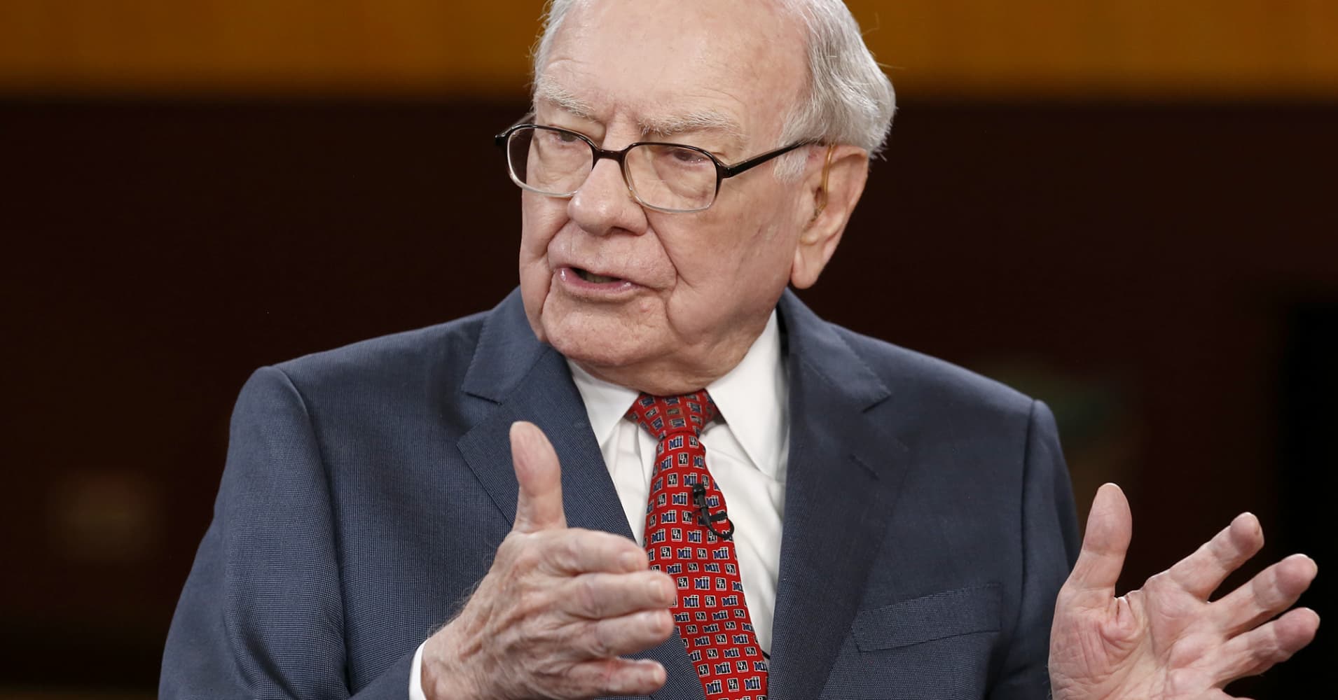 Warren Buffett: Revealing how much top execs earn isn't a good idea