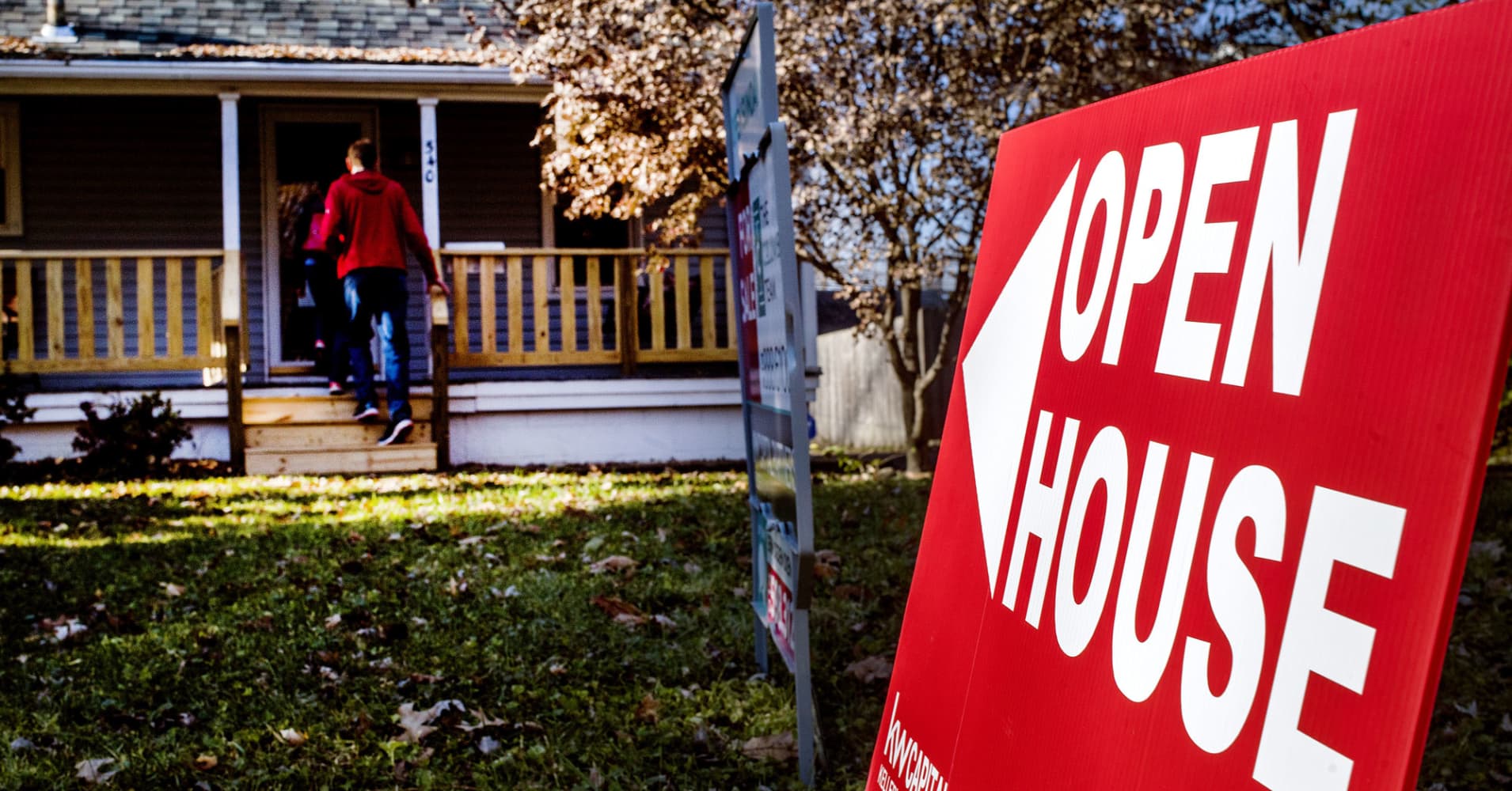 Weekly mortgage applications drop as homebuyers drop out