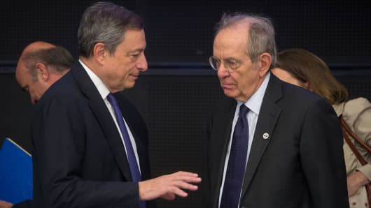 Italy's Finance Minister Pietro Carlo Padoan (R) and President of the European Central Bank Mario Draghi.
