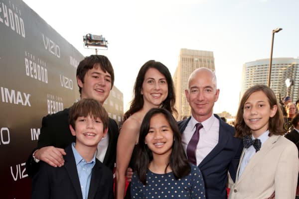 CEO de Amazon.com Jeff Bezos y su familia asisten al estreno de 'Star Trek Beyond' de Paramount Pictures en Embarcadero Marina Park South el 20 de julio de 2016 en San Diego, California.