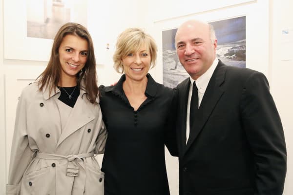Savannah O'Leary, Linda O'Leary y Kevin O'Leary asisten al lanzamiento de Art New York y CONTEXT para la New York Art Week 2016 en Pier 94 el 3 de mayo de 2016 en la ciudad de Nueva York.