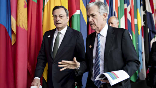 Jerome Powell, chairman of the U.S. Federal Reserve, right, walks with Mario Draghi, president of the European Central Bank (ECB), during the spring meetings of the International Monetary Fund (IMF) and World Bank in Washington, D.C., U.S., on Friday, April 20, 2018.