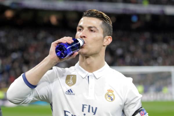 15 de febrero de 2017, Santiago Bernabeu, Madird, EspaÃ±a; FÃºtbol de la UEFA Champions League, Real Madrid contra Napoli; Ronaldo toma refrigerios