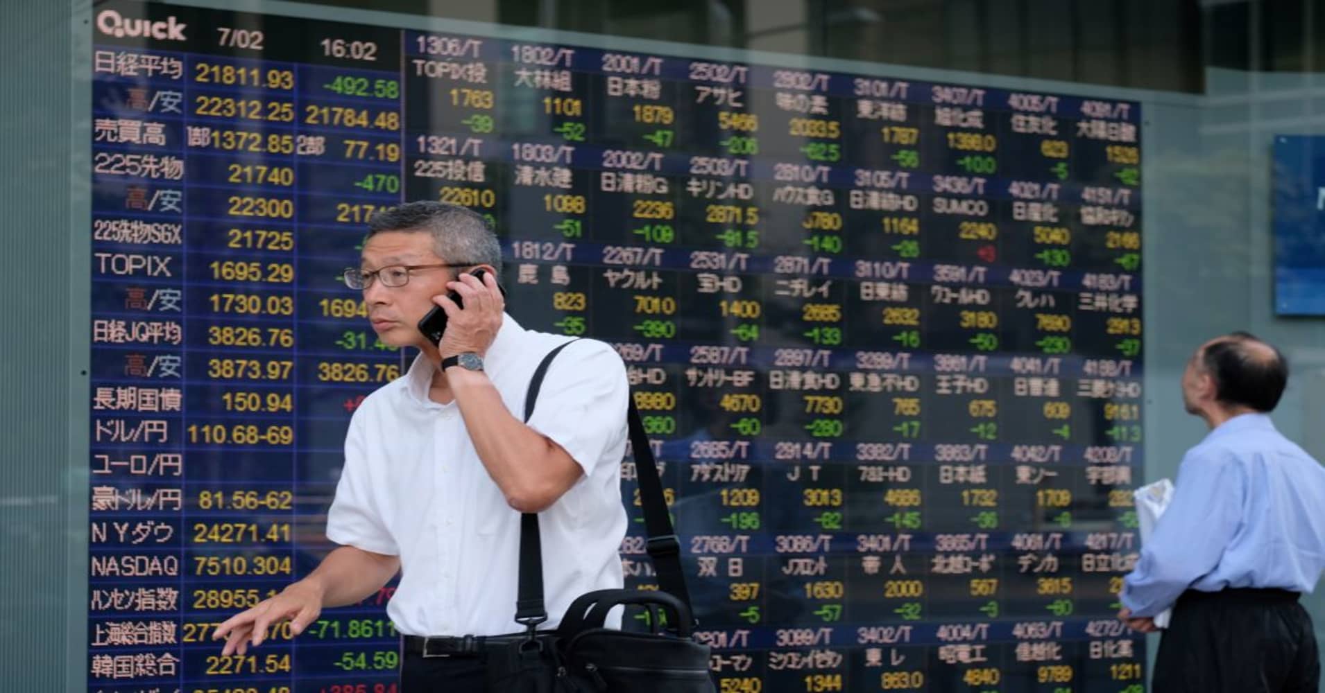 Asian shares close mixed after stumbling amid trade tensions