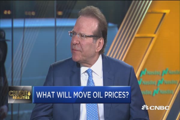 Los precios del petróleo se disparan a medida que los inventarios de crudo caen al nivel más bajo en los años