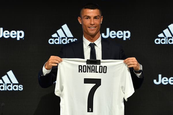 El nuevo fichaje de Juventus Cristiano Ronaldo posa para los medios durante la conferencia de prensa el 16 de julio de 2018 en TurÃ­n, Italia.