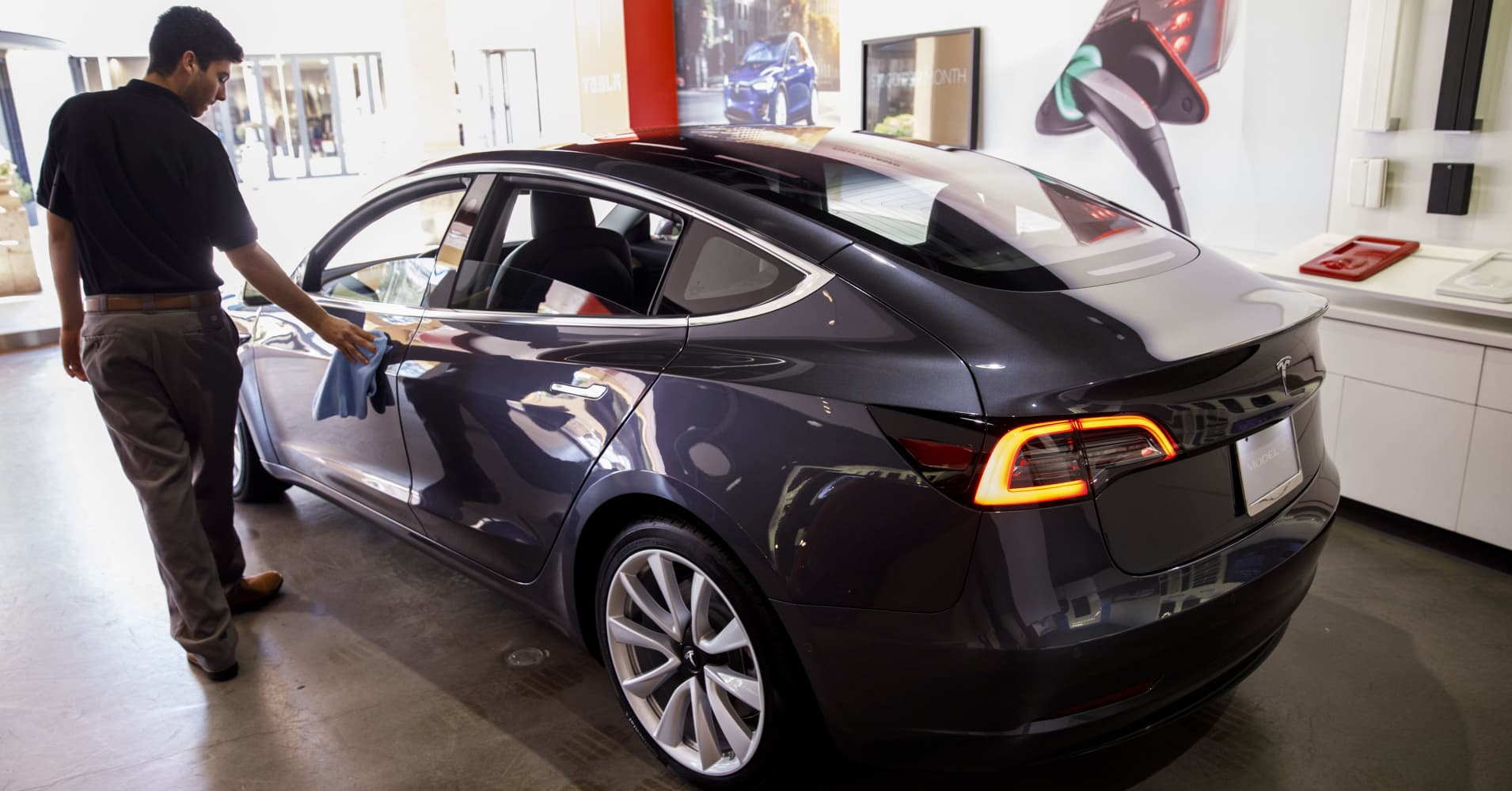 Cramer: Tesla bears should think twice before shorting the stock1910 x 1000
