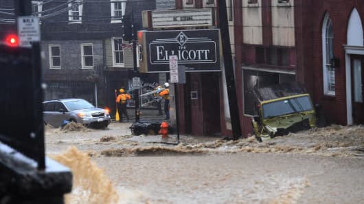 在2018年5月27日在马里兰州埃利科特城的暴雨期间，主街是一条汹涌的河流。 这是在另一场暴风雨摧毁历史悠久的市中心两年后。 （摄影：Katherine Frey /华盛顿邮报通过Getty Images）