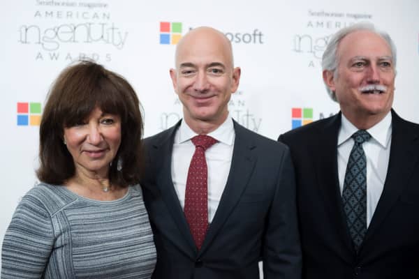 Amazon CEO Jeff Bezos poses on the red carpet with his parents Mike and Jackie for the Smithsonian Magazine's 2016 American Ingenuity Awards.