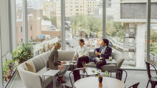 位于曼哈顿，2018年7月24日，Delos新总部的一家健康咖啡馆，创建了Well Building Standard认证计划。从站立式办公桌和有机食品咖啡馆到三重过滤的空气和植物丰富，Delos的新总部是展示商业房地产的趋势，以健康为设计理念。