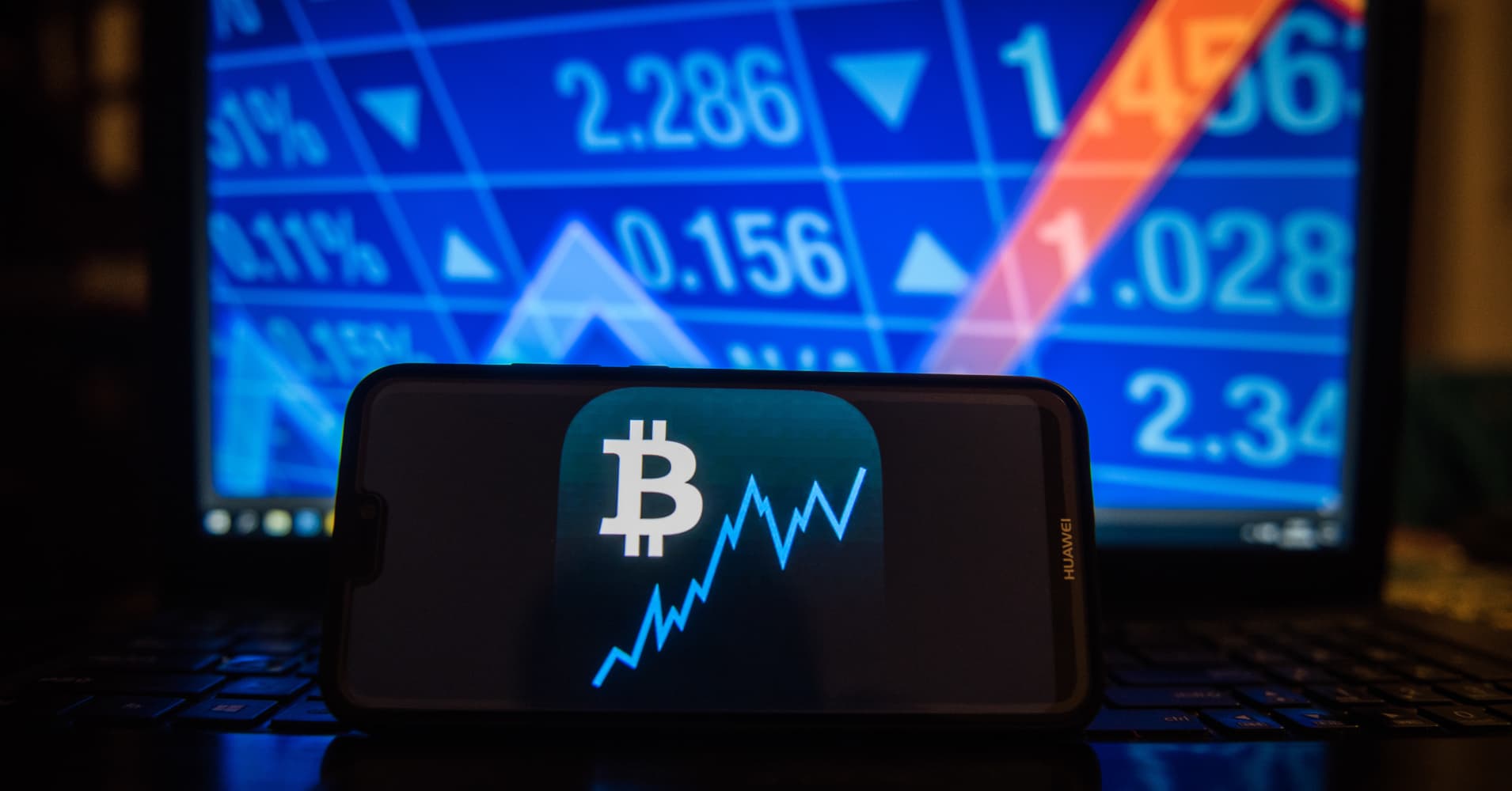 Bitcoin fights back, but struggles to stay above $4,000