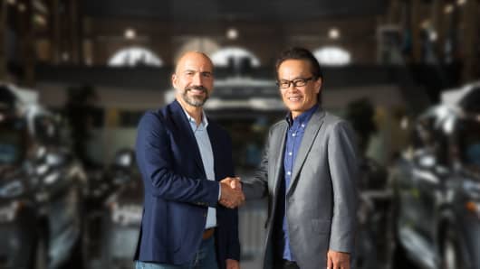 Uber CEO Dara Khosrowshahi and Shigeki Tomoyama, executive vice president, TMC, and president, Toyota Connected Company, shake hands on the agreement to collaborate with the aim of advancing and bringing to market autonomous ride-sharing as a mobility service at scale.