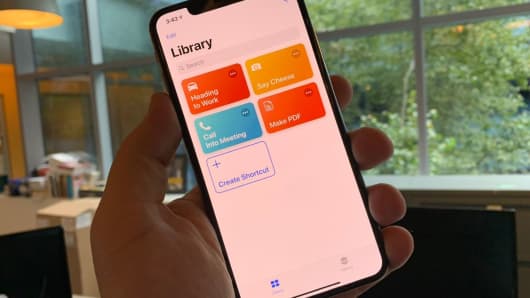 You can use Siri shortcuts to create custom commands for Siir.