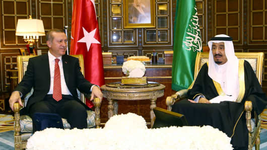 Turkish President Recep Tayyip Erdogan (L) meets King of Saudi Arabia, Salman bin Abdulaziz Al Saud (R) at Riyadh's Erga Palace in Saudi Arabia on March 2, 2015. 