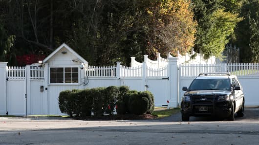 A police car is pictured in the driveway of the house of Bill and Hillary Clinton in Chappaqua, New York, U.S., October 24, 2018. 