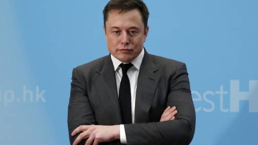El presidente ejecutivo de Tesla, Elon Musk, se encuentra en el podio mientras asiste a un foro sobre nuevas empresas en Hong Kong, China.