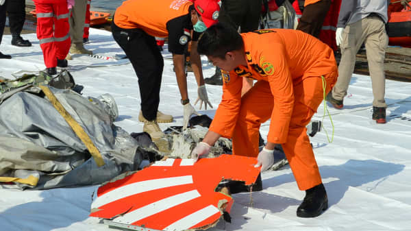 Rescue team members arrange the wreckage, showing part of the logo of Lion Air flight JT610, that crashed into the sea, at Tanjung Priok port in Jakarta, Indonesia, October 29, 2018.Â 