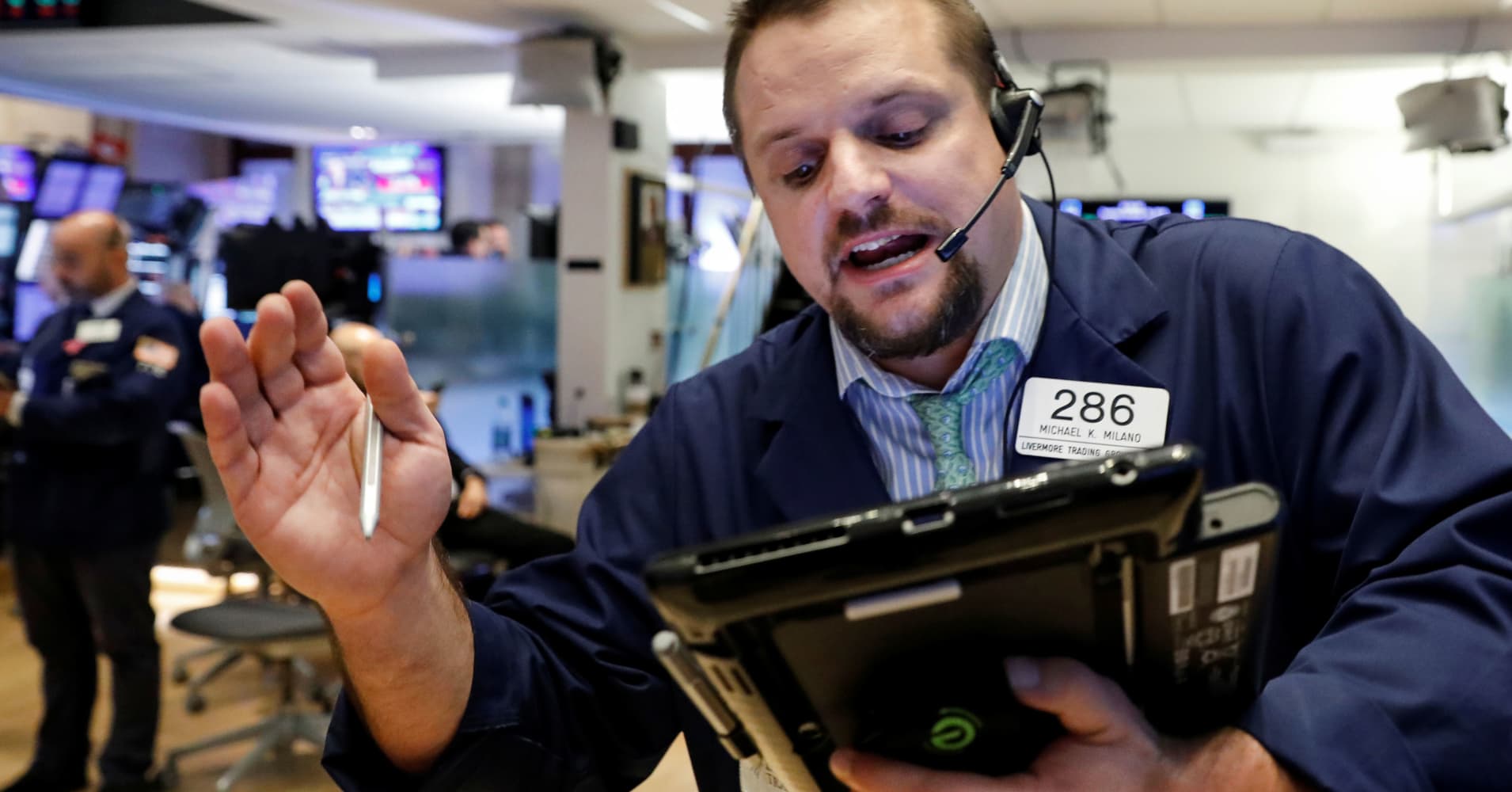 Dow climbs more than 200 points to notch its first 3-day winning streak since November