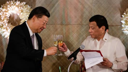 Chinese President Xi Jinping (L) and Philippines' President Rodrigo Duterte (R) raise a toast during a state banquet at the Malacanang Presidential Palace in Manila on November 20, 2018.
