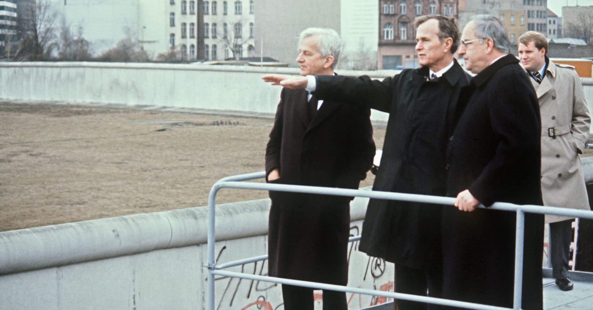 (L-R): Mayor of Berlin Richard von Weizsaecker, US Vice President George H. W. Bush and German Chancellor Helmut Kohl visit the Berlin Wall, on 31 January 1983. 