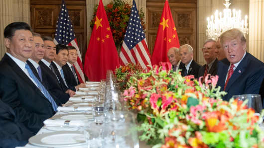 US President Donald Trump (R) and China's President Xi Jinping (L) along with members of their delegations, hold a dinner meeting at the end of the G20 Leaders' Summit in Buenos Aires, on December 01, 2018. 