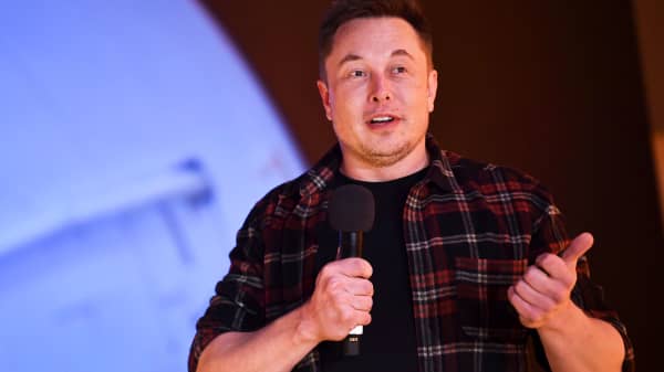 El fundador de Tesla, Elon Musk, habla en el evento de presentación de "The Boring Company" para el túnel de prueba de una red de transporte subterráneo propuesta en el condado de Los Angeles, en Hawthorne, California, el 18 de diciembre de 2018.