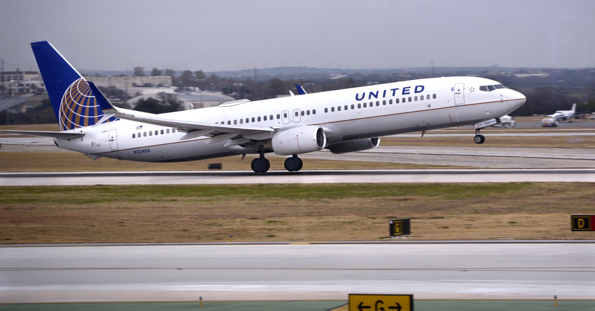 United flight declares emergency as engine shuts down in descent into Houston