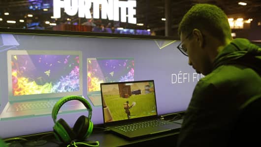 A player plays the video game 'Fortnite Battle Royale & # 39; developed by Epic Games during the 'Paris Games Week'. October 26, 2018 in Paris, France.