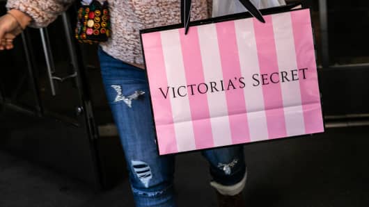 A customer carries a basket while he leaves a Victoria's Secret Stores LLC, a subsidiary of L Brands Inc., in New York, United States, on Wednesday, November 14, 2018. Victoria & # 39; Secret is under surveillance for not keeping pace with the changing demands of consumers, including those of women's empowerment and diversity. Photographer: Jeenah Moon / Bloomberg via Getty Images