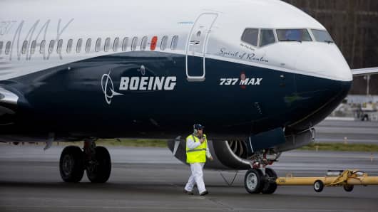 A crew member will tow a Max 737 Boeing Co. after landing at King County International Airport in Seattle, Washington on Friday, January 29, 2016. The last Boeing Co. 737 airliner blew up its engines and headed towards the rain. Friday, with profit and pride on his wings. Photographer: Mike Kane / Bloomberg via Getty Images