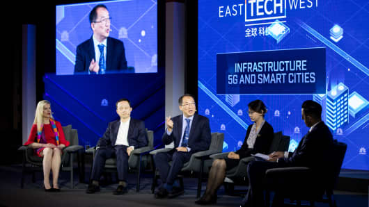 NANSHA, CHINA - NOVEMBER 18: Sihan Bo Chen, Head of Greater China of GSMA, Hugh Chow, CEO of Astri, Henry Tang, Chief 5G Scientist of OPPO, Rebecca A.Fannin, Founder of Silicon Dragon Ventures and Arjun Kharpal, Technology Correspondent of CNBC speak during the panel discussion on Day 1 of CNBC East Tech West at LN Garden Hotel Nansha Guangzhou on November 18, 2019 in Nansha, Guangzhou, China. (Photo by Zhong Zhi/Getty Images for CNBC International)